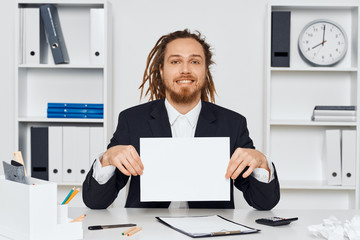 Obraz na płótnie Canvas young businessman working in an office