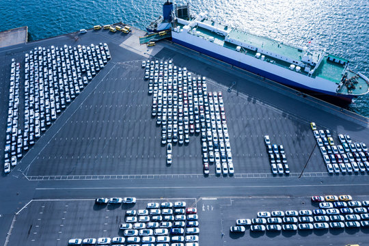 大型輸送船と輸送される自動車