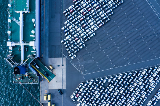 車の輸出準備をする大型輸送船