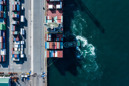 波を立てて進むコンテナ船　空撮