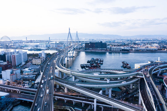 都市へと伸びる複数の道路　空撮