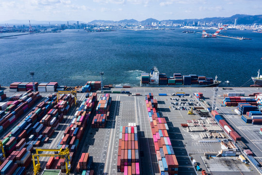 コンテナの並ぶ大きな港