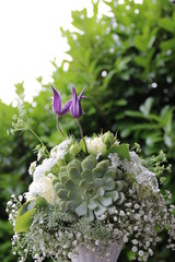 Schöner Brautstrauss im Garten / Blumenstrauss bei Hochzeit