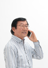 スマートフォンで通話するシニア男性