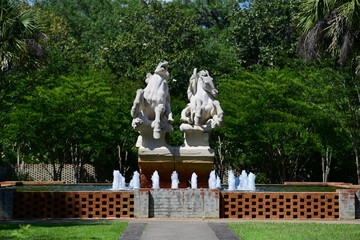 Obraz premium beautiful statue in a park on a sunny day