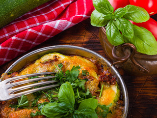 Zapiekanka z miesem mielonym i cukinia. Swieza zapiekanka domowej roboty. Zapiekanka z sere. Szybki obiad. © ff25