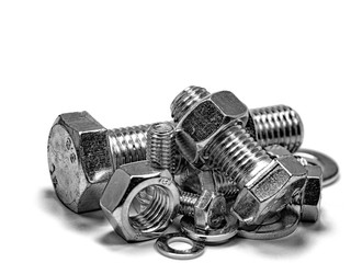 Metallschrauben und Muttern vor weißem Hintergrund