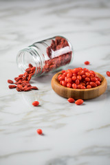 Frische und getrocknete Goji-Beeren Superfood auf Marmor Hintergrund