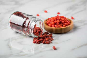 Frische und getrocknete Goji-Beeren Superfood auf Marmor Hintergrund