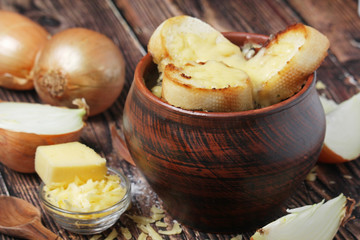 A ceramic pot with French onion soup	