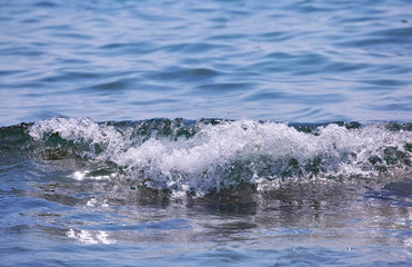 Fototapeta premium Glowing warm waves of Cyprus Larnaca with sun reflections