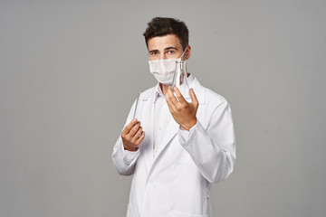 Fototapeta na wymiar doctor with protective mask