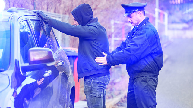 Polizist einer Zivilstreife bei Festnahme von Autodieb