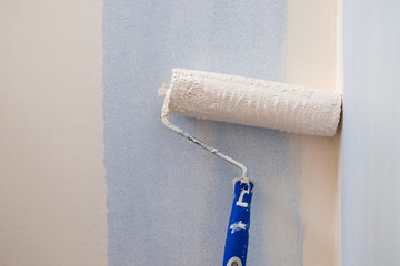 Obraz premium Person applying paint on wall