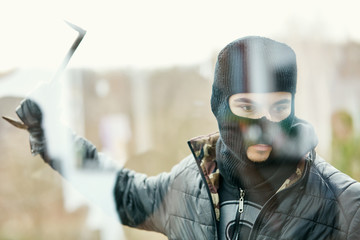 Einbrecher mit Brecheisen will Fenster einschlagen