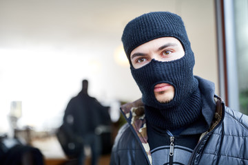 Einbrecher mit Sturmmaske im Haus