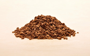 Löslicher Kaffee auf braunem Hintergrund