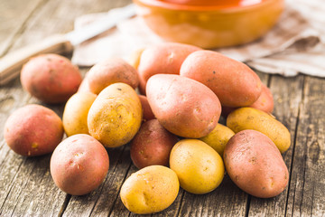 Fototapeta na wymiar Fresh potatoes. Raw potatoes.