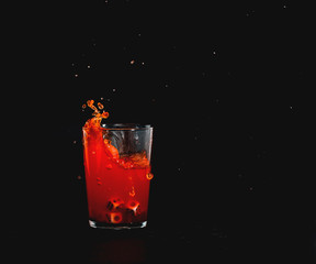 bebidas y juegos de azar dados concepto de suerte y splash