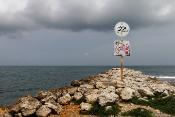 Znak zakazu pływania na wybrzeżu morza - obrazy, fototapety, plakaty