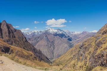 Cima de montaña enfrente de montañas nevadas