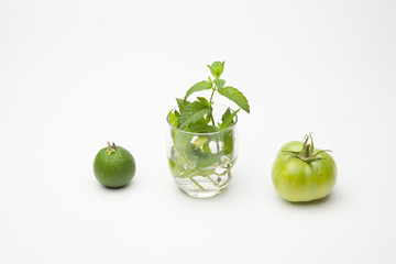 Fruta verde, naranja verde, menta y tomate verde, tres tonalidades de verde distintos. Color verde