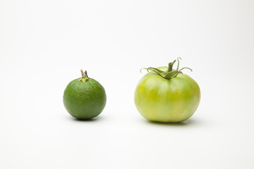 Tomate verde y naranja verde, les falta maduración. 
