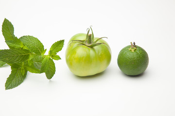 Menta, tomate verde y naranja verde, tres estados del color verde, tres intensidades. La menta es una hierva que verde es su color correcto. Tomate verde le falta maduración su color correcto sería el
