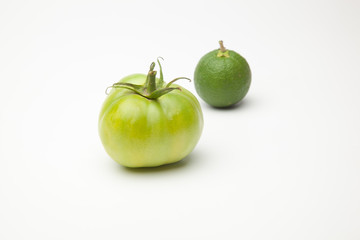 Tomate verde y naranja verde, les falta maduración. 