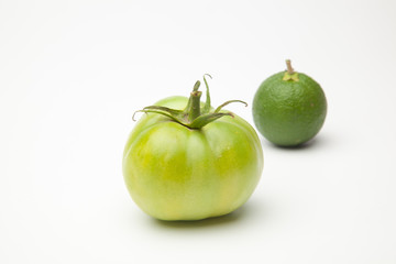 Tomate verde y naranja verde, les falta maduración. 