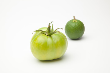 Tomate verde y naranja verde, les falta maduración. 