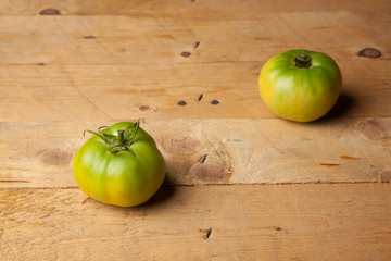 Tomate verde, falta madurar. Tomate arrancado de la mata en estado verde, esperando que madure...