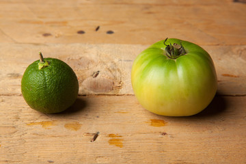 Tomate verde y naranja verde. Frutas en proceso de maduración. distintos tonos de verde