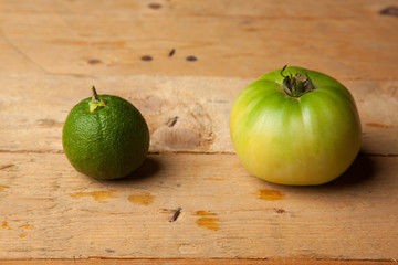 Tomate verde y naranja verde. Frutas en proceso de maduración. distintos tonos de verde