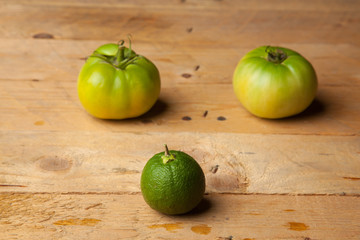 Tomate verde y naranja verde. Frutas en proceso de maduración. distintos tonos de verde