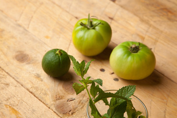 Tomate, menta y naranja verde, tres productos de color verde, tres tonalidades de color verde. La menta es una hierba