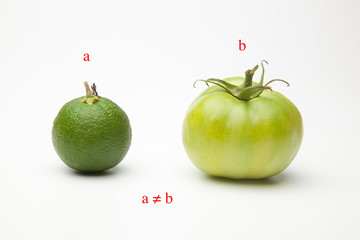 Tomate verde y naranja verde. Frutas verdes no maduradas todavía