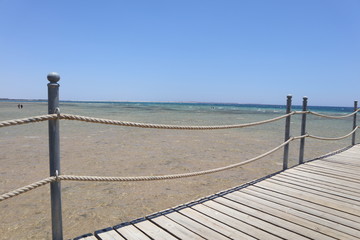 Obraz premium Strand, blaues Wasser und blauer Himmel