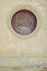 Fototapeta na wymiar wall with circle round shaped window 