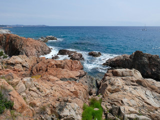 Fototapeta na wymiar Costa catalana, mar y calas de la costa brava. Mar azul, mar mediterráneo, acantilados de la costa.