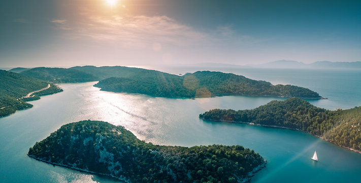Panorama A&eacute;rien de l'archipel des &Icirc;les de Mljet en Croatie