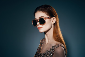 Fototapeta na wymiar portrait of young woman in sunglasses