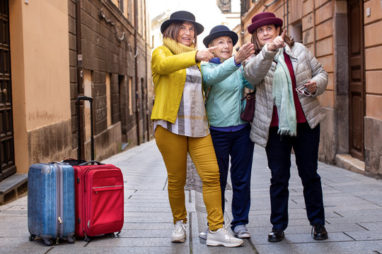 Anziane signore felici in viaggio per la citt&agrave;