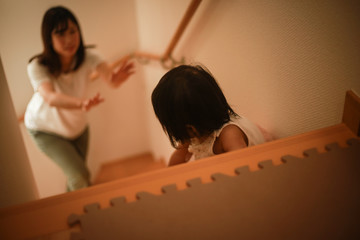階段を下りようとする女の子 - obrazy, fototapety, plakaty
