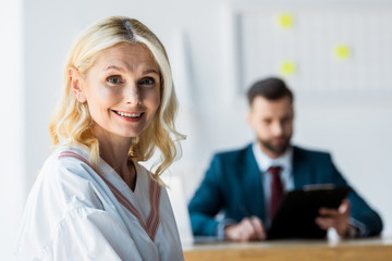 Obraz premium selective focus of happy blonde employee near recruiter