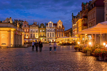 Obraz premium Old famous square market with restaurants and cafe in Poznan