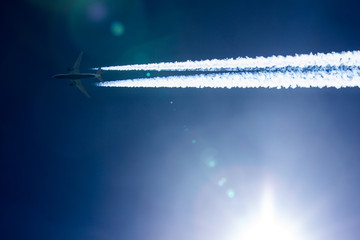 Flugzeug mit Kondensstreifen 