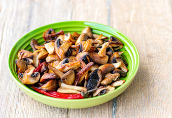 Fried mushrooms with chilli and seasonings.