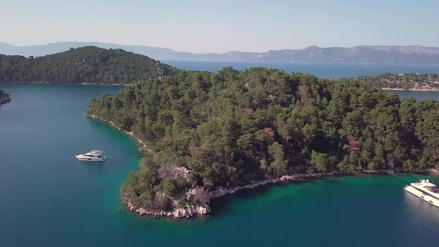 Survol de l'archipel des Îles de Mljet en Croatie