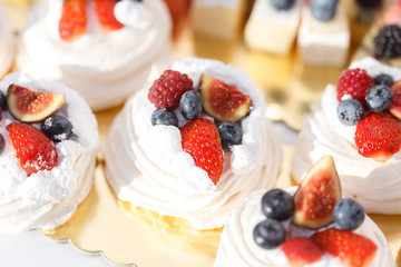 Meringue with strawberries, figs, raspberries and blueberries.